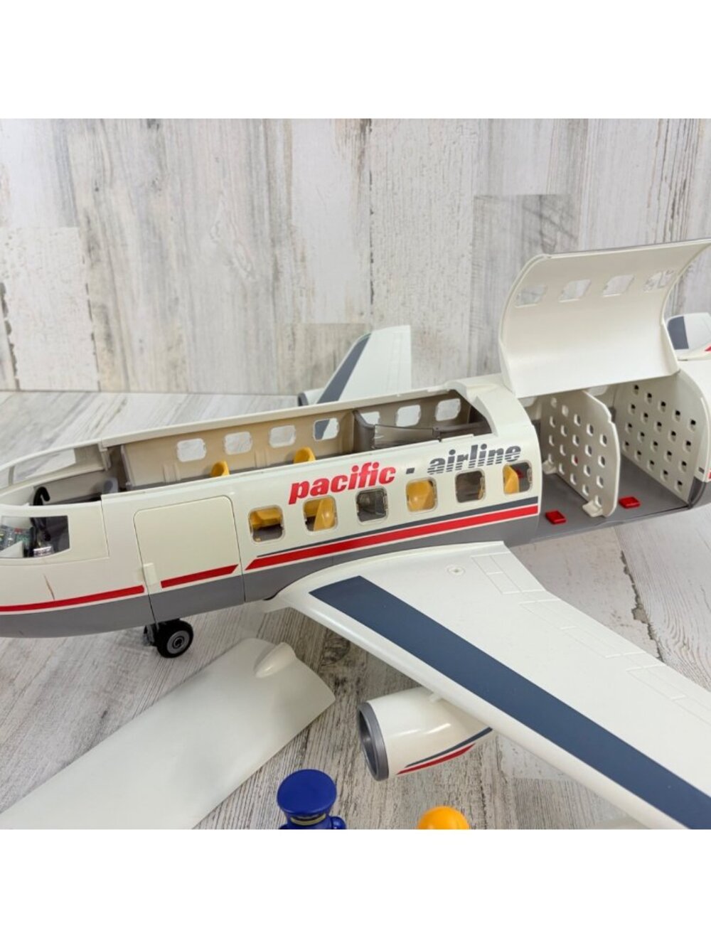 Playmobil 4310 Pacific Airlines Cargo Air Plane with Pilot and Flight Attendant - Picture 4 of 16